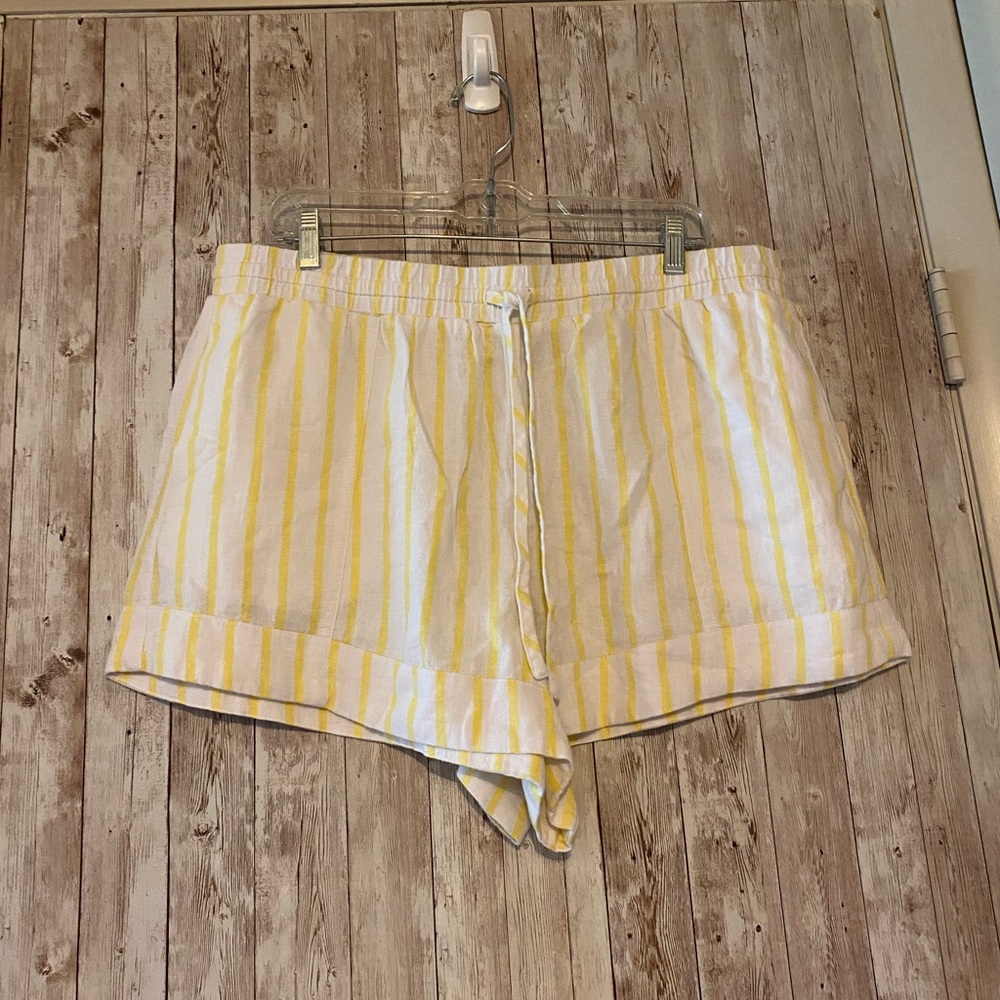 Universal Thread NEW Yellow Striped Women's Shorts size Large New With Tags
